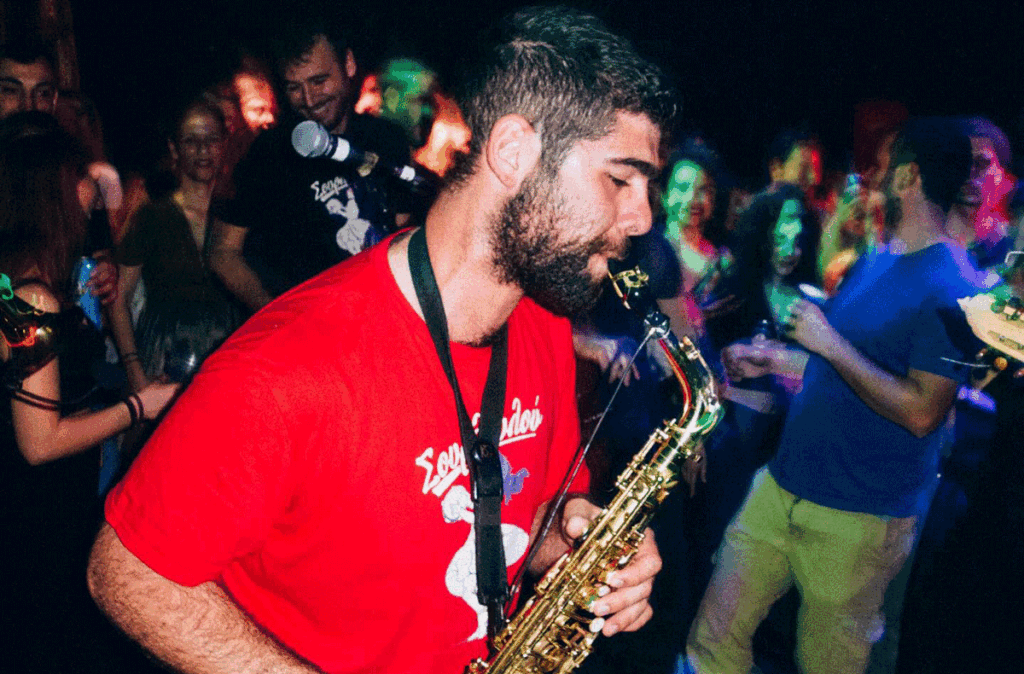 Sourloulou 5 Animated gif of a saxophone player and a girl wearing Sourloulou's tshirts