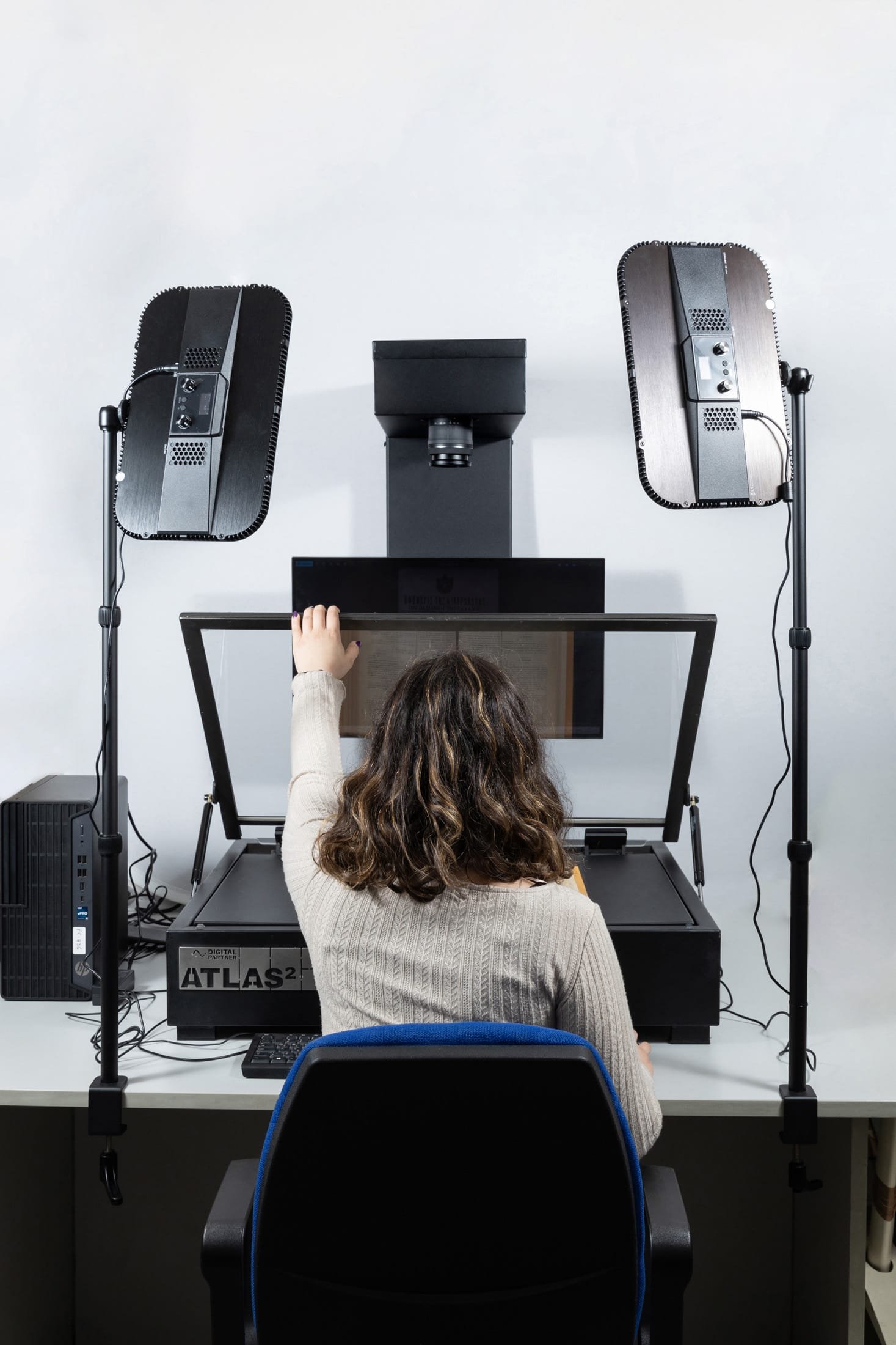 Photo of the Atlas 2 scanner, operated by a young woman